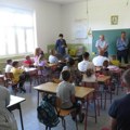 Mali zvornik: Pomoć porodicama đaka prvaka - dobili besplatne udžbenike