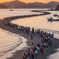 Otvori se more, i ukaza se peščana staza – kao biblijska scena – redak fenomen prirode u Južnoj Koreji