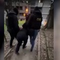 Objavljen novi snimak hapšenja nasilnika sa Novog Beograda: Izvučen iz stana u papučama, pokušao da se opire policiji VIDEO