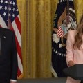 Melanija izjavom zapalila mreže: Zbog samo jedne reči o Trampu cela sala se smejala, komentari se samo nižu (video)