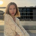 Emu usvojio srpski milioner, sada živi san svake devojke: Uživa u luksuzu, a provokativne fotke u miniću svi komentarišu (foto)…