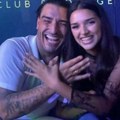 Skandal! Darko Lazić u bekstejdžu sa nepoznatom devojkom: Spojili šake u obliku dvoglavog orla, Albanka i pevač nasmejani, on…