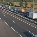 (Foto) Kolona na auto-putu duga 25 kilometara! Potpuni kolaps na putu za more, turisti zarobljeni na vrelcu: Ogromna gužva u…