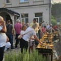 Sveće i pomen za generala: Ljudi sa Ozrena se opraštaju od Ratka Mladića (foto)
