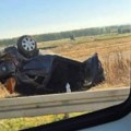 Hitne službe jure na mesto nesreće: Težak udes kod Kaća, auto ostao na krovu pored puta