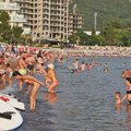 Koliko je potrebno za jedan dan u Crnoj Gori, pogledajte cene na plaži! Turisti razočarani: "Kažu nam da smo sirotinja"