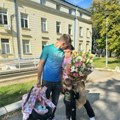 (Foto): Gazda Paja izveo suprugu i ćerku iz bolnice! Poklonio ženi buket cveća, a onda se strasno poljubili