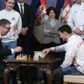 "Sedi, Aleksandre, da te pobedim": Vučić objavio video na kom "odmerava snage" sa našim najboljim šahistom