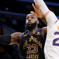 Kralj ne želi da preda svoj presto: Lebron i Lejkersi izbacili Finiks sa NBA Kupa i prošli u polufinale