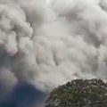 Meštani spasavaju živu glavu Jezivi snimci erupcije vulkana, sela prekrio pepeo (video)