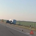 Saobraćajna nesreća na putu: Subotica-Novi Sad Sudarili se kombi i automobil, oba vozila sletela s puta (video)