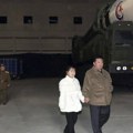 Zbrisano i spaljeno sve u krugu od 40 m: Kijev šokiran – To je bio udar Kimove balističke rakete! (video)