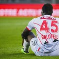 Baloteli pustio stomak, izgleda kao amater, ali daje golove!