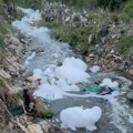 Voda potpuno bela od sapunice u reci Trnavici: Stanovnici novopazarskog naselja u šoku, plaše se potencijalnog ekološkog…