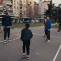 VIDEO Košarkaš Partizana igrao basket sa decom, snimak zbog koga ga „grobari“ vole