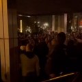 Veliki protest u Obrenovcu, ori se „Ostavke“ i „Nisi nadležan“ ispred zgrade opštine (video)