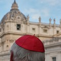 Očekuje se duga konklava zbog kardinalskih lobija, a ovaj čovek ima najveću podršku da bude novi papa