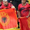 Haos na stadionu u Tirani zbog majice i zastave UČK: Policija jurila Albance, pa ih izbacivala napolje