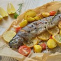 Recept dana: Pečena pastrmka sa začinskim biljem i limunom
