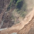 (Video) Jedva izvukli živu glavu: Uznemirujuće scene, tone kamenja obrušile se na plažu, dvoje ljudi ostalo odsečeno: "Pratite…
