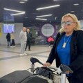 Pevačica sletela u Beograd, a od dečka ni traga: Vidno ljuta dobacila je novinarima jedno
