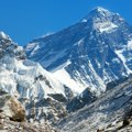 Nezapamćena drama na Mont everestu, gotovo 1.000 ljudi ostalo zarobljeno! Spasioci u akciji, jezivi prizori na skoro 5.000…