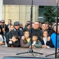 Sin Halida Bešlića plače i grli svoju decu: Pevaču unuci bili najveća sreća, sad se opraštaju od svog deke zajedno sa 30.000…