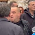 Počela molitva za Halida Bešlića Bolne scene ispred džamije, sin Dino roni suze