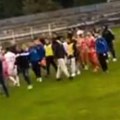 Žestoka tuča igrača i navijača - novi skandal u srpskom fudbalu! Sevale pesnice, nije se znalo ko koga udara! Isplivao snimak…