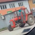 NEVEROVATNO: Voze traktor bez prednjeg točka – snimak iz Majura kao iz filma (VIDEO)