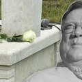 Legendarni pevač snimljen kako lije suze na grobu Halida Bešlića: Nije mu bio na sahrani, sad se slomio