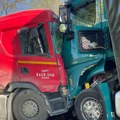 (Foto) jeziv direktan sudar 2 šlepera: Kabine zakucane jedna u drugu, saobraćaj totalno obustavljen kod Aranđelovca