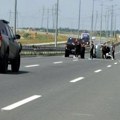 (Foto) Vozilo smrskano, srča po putu Nesreća na auto-putu kod Surčina: Hitne službe na terenu, stvaraju se zastoji