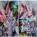 Nose zastave i transparente: Grupa građana iz Novog Sada krenula peške na skup 27. juna u Beogradu