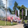 Nose zastave i transparente: Grupa građana iz Novog Sada i Aranđelovca krenula peške na skup 27. juna u Beogradu