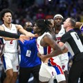 Pistonsi se rešili momka koji je jurio Lebrona po terenu da ga bije VIDEO