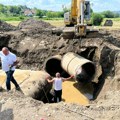 Ponovo pukao magistralni cevovod kod Takova! Devet mesta ostalo bez vode, ekipe hitno izašle na teren i rade na saniranju kvara…