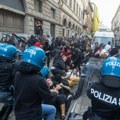 Antiratni marš u Rimu završen mirno, dok u drugim gradovima gore zastave SAD i izbijaju žestoki sukobi (video)