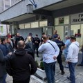 Mladi aplauzom pozdravili nastavak glasanja na biračkom mestu u centru Leskovca nakon tuče i i lomljenja glasačke kutije