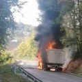 Objavljen novi snimak buktinje, vatra guta ceo kamion: Očevidac zabeležio užasan prizor na putu Ivanjica - Guča (video)