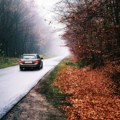 AMSS upozorio vozače: Vožnju otežavaju mokri putevi, a na planinama sneg i vetar