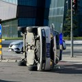 Teška nesreća na Novom Beogradu: Policijsko vozilo se prevrnulo u sudaru