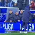 VIDEO Trener doživeo nervni slom nakon poraza od Reala: U besu skidao odeću, hvatao pomoćnika za vrat, pa se poput deteta…