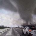 Brišu sve sa lica zemlje: Stravični udari nekoliko "tornada" širom Amerike (video)