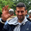 Novak ne prestaje da oduševljava: Igrao do 3 ujutru, pa otišao u Bulonjsku šumu na boćanje sa penzionerima! (video)
