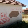 Na kući porodice Đurković kod Vučitrna grafiti "UČK" i ime teroriste Fatona Hajrizija