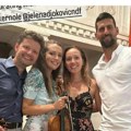 (Foto) cvetni minić i japanke: Svi gledaju stajling Jelene Đoković: Novak svira violinu, a ona u papučama bez šminke