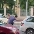 (Video) Žena vrišti, muškarac lomi staklo golim rukama! Haos u centru Beograda: Brutalna tuča posle svađe u saobraćaju, u…