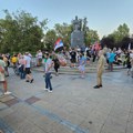 Pravda spava, vi nećete: Nekoliko stotina građana pošlo u šetnju od Vukovog spomenika (FOTO)