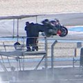 Za dlaku izbegnuta ogromna tragedija! Kakav užas na Moto GP trci - motor umalo da ubije kamermana, pogledajte scenu koja će…